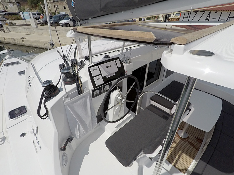 Lagoon 380 - 4 + 2 cab. — photo 11