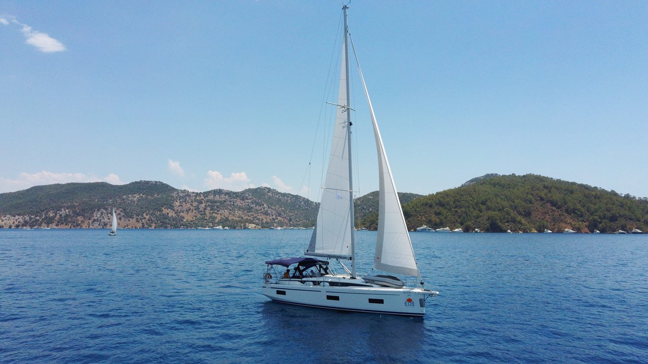 Bavaria C42 — photo 3