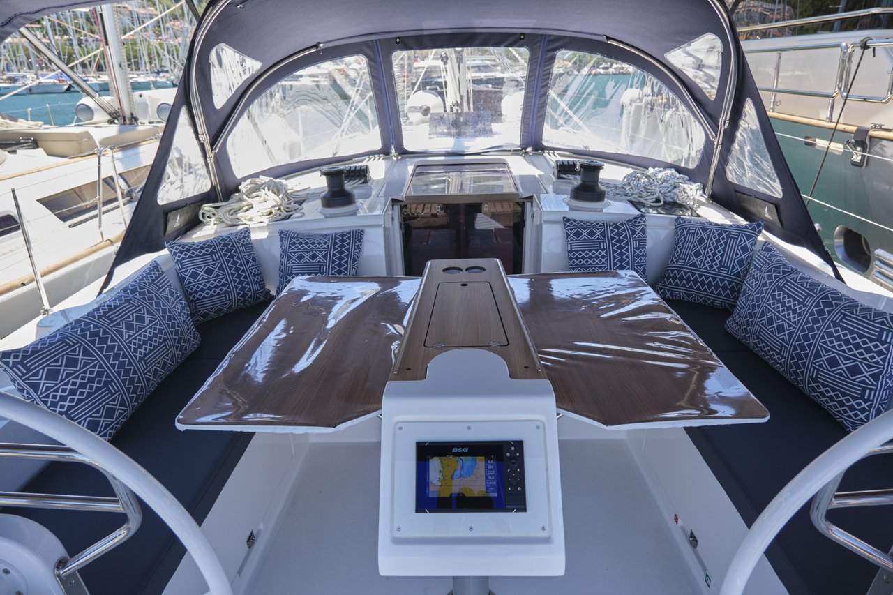 Bavaria C42 — photo 6