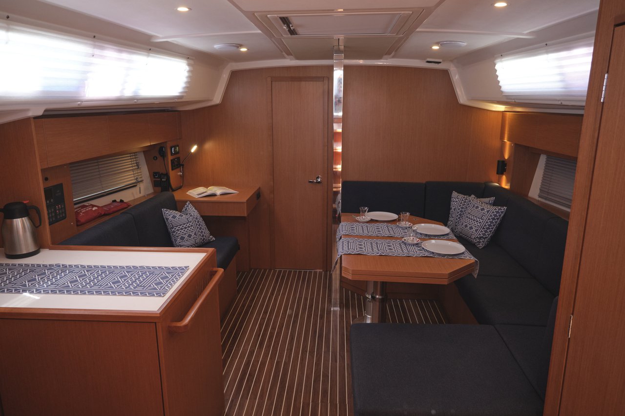 Bavaria C42 — photo 8