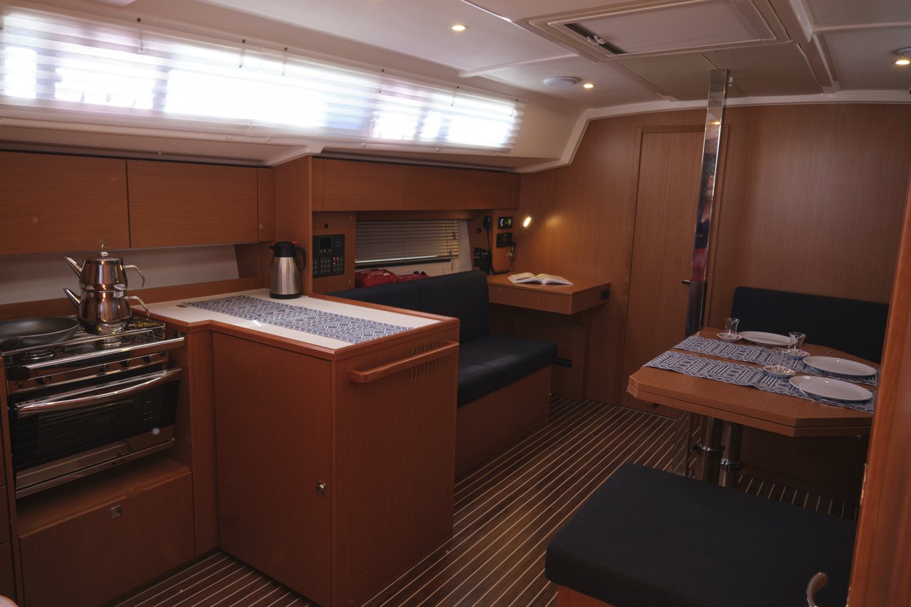 Bavaria C42 — photo 9