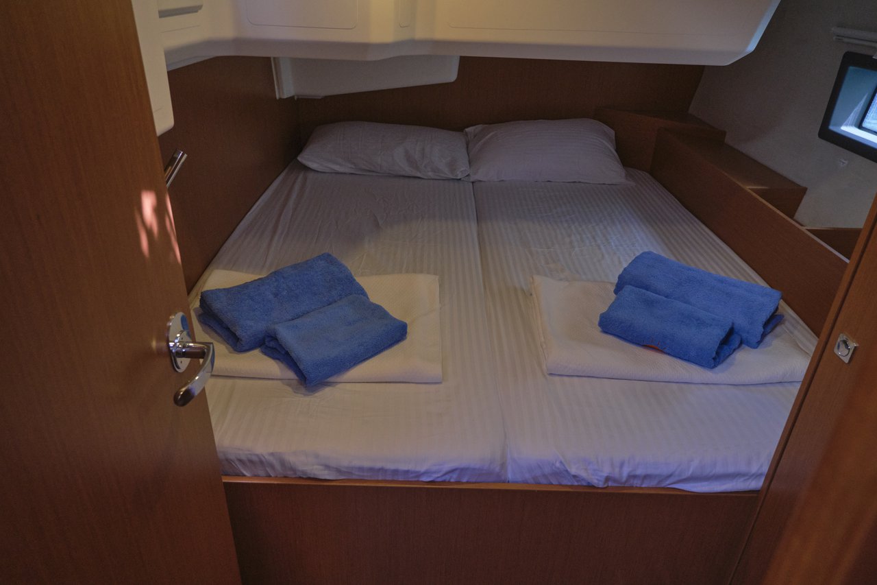Bavaria C42 — photo 14