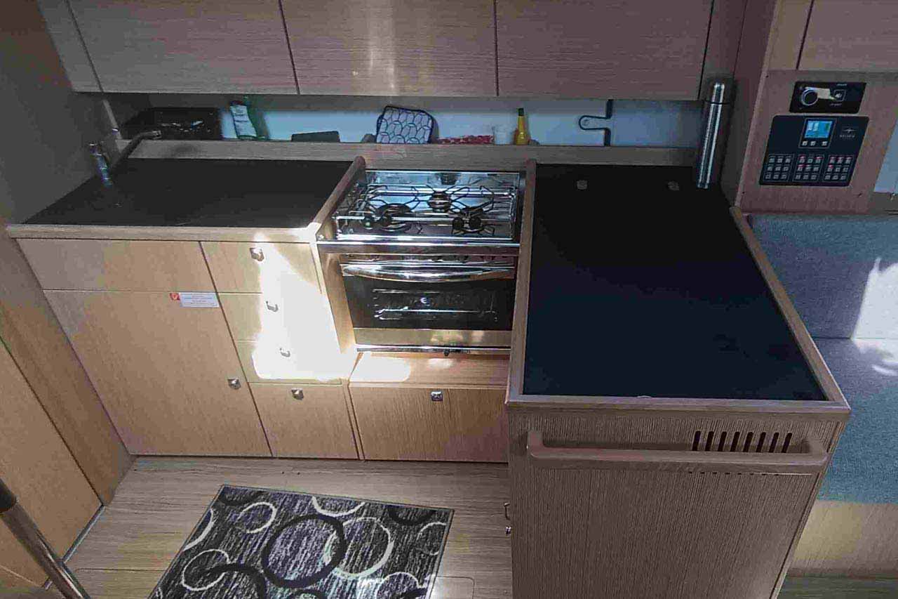 Bavaria C38 — photo 9