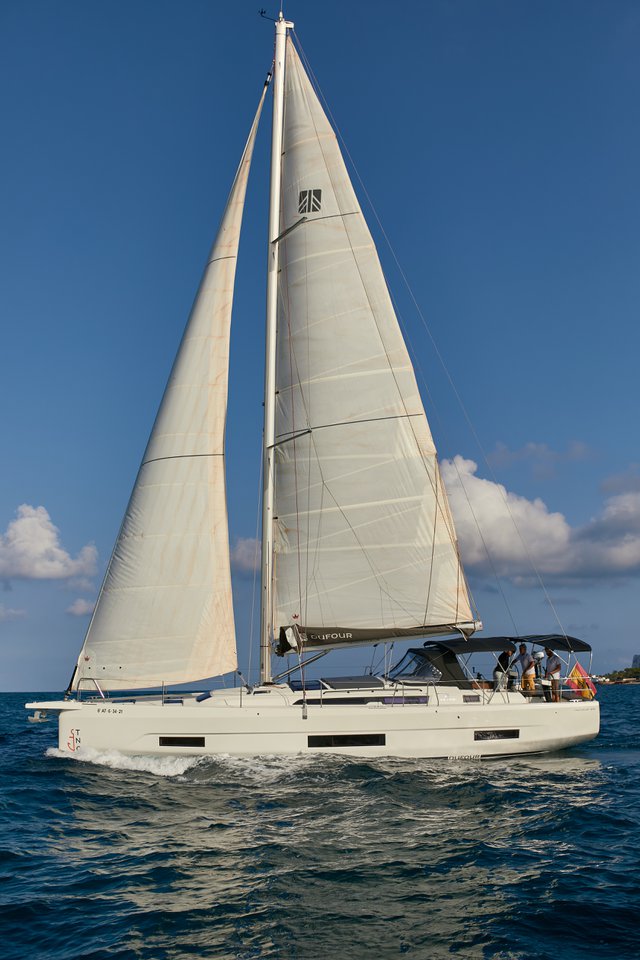 Dufour 470 - 5 + 1 cab. — photo 1