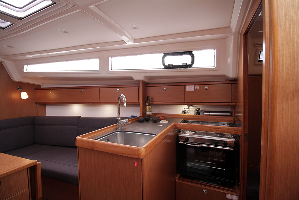 Bavaria Cruiser 33 — photo 8