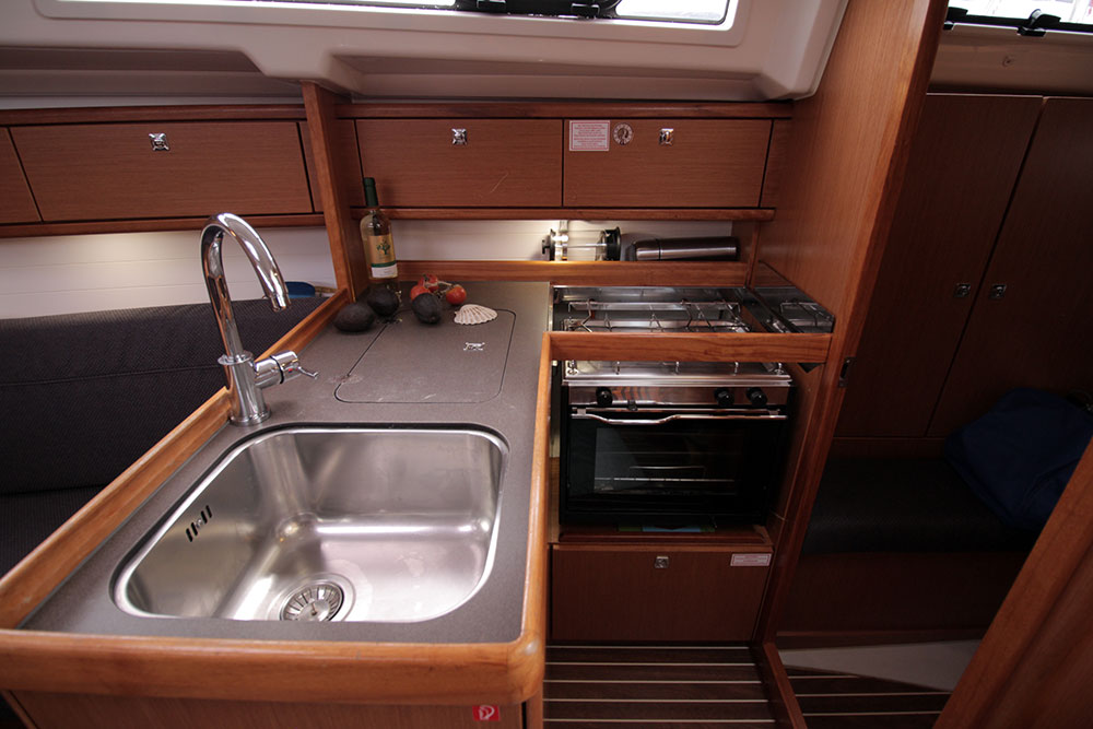 Bavaria Cruiser 33 — photo 11