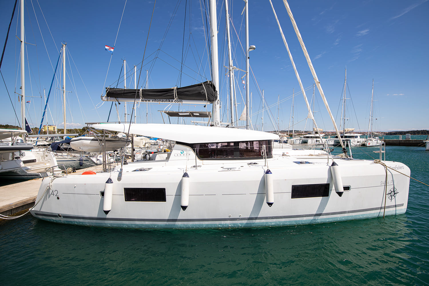 Lagoon 42 - 4 + 1 cab. — photo 1