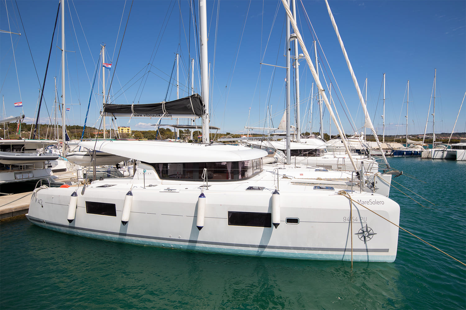 Lagoon 42 - 4 + 1 cab. — photo 3