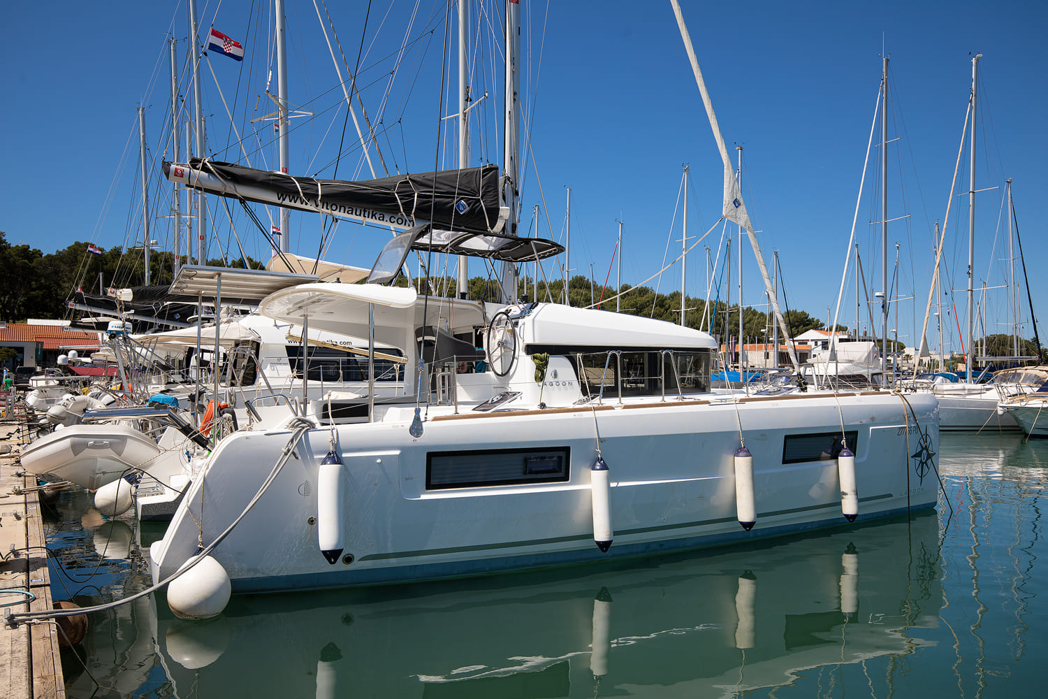 Lagoon 40 - 3 + 2 cab — photo 1
