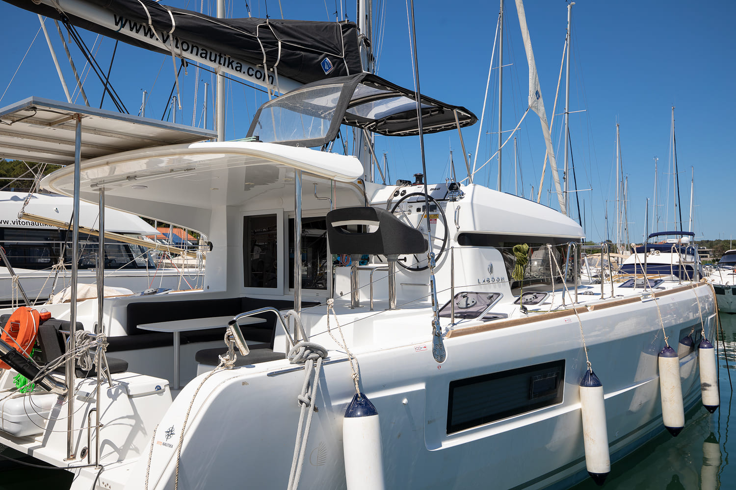 Lagoon 40 - 3 + 2 cab — photo 4