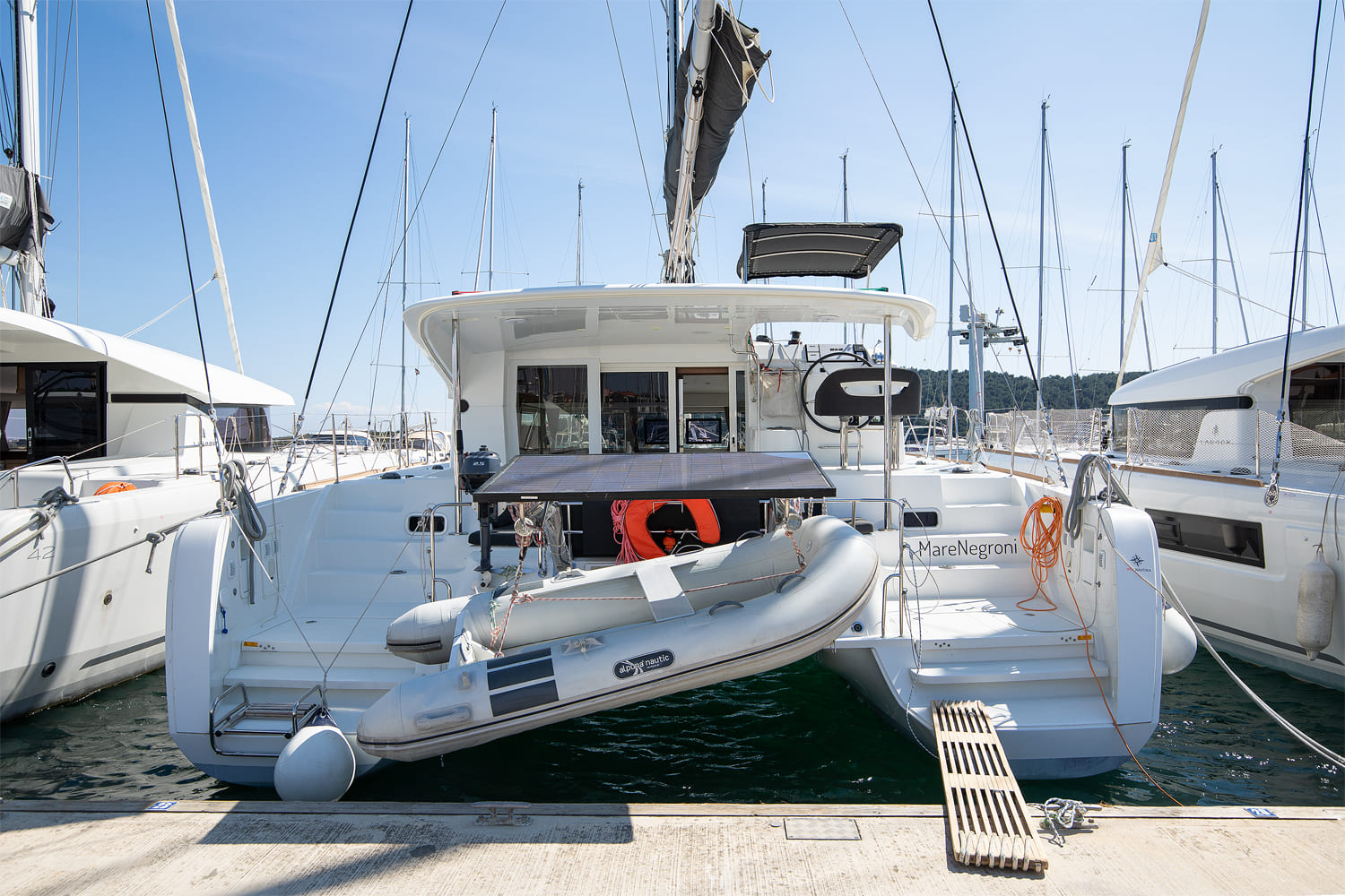 Lagoon 40 - 4 + 2 cab — photo 1