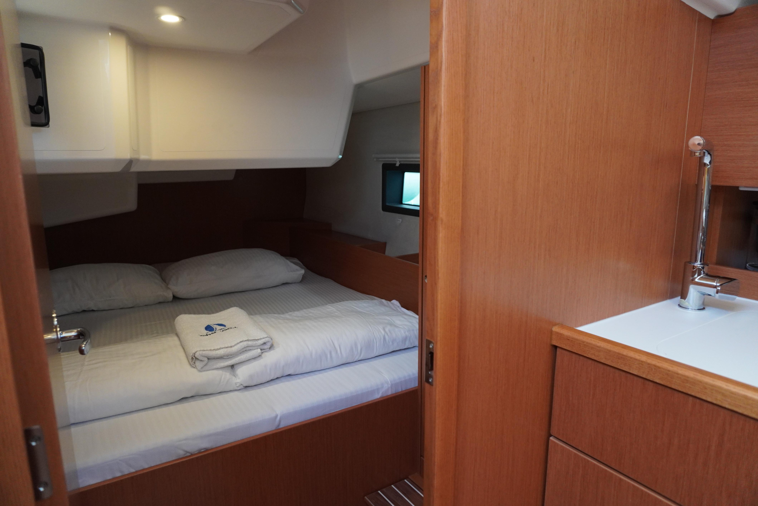 Bavaria C42 — photo 5