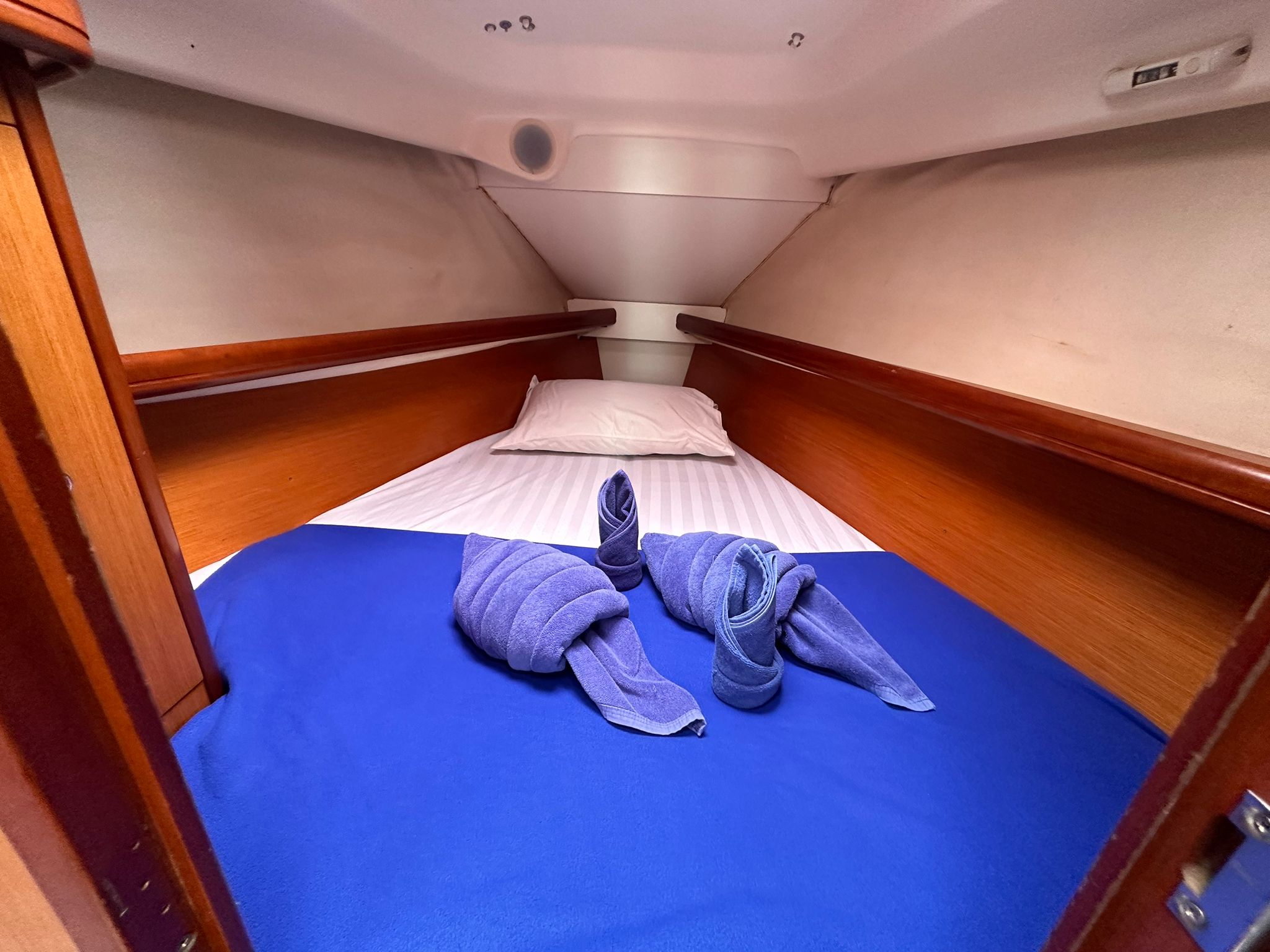 Oceanis Clipper 323 — photo 9