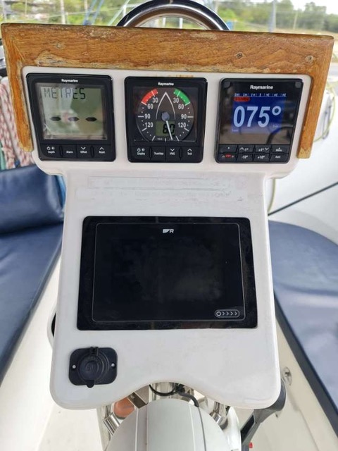 Oceanis Clipper 323 — photo 6