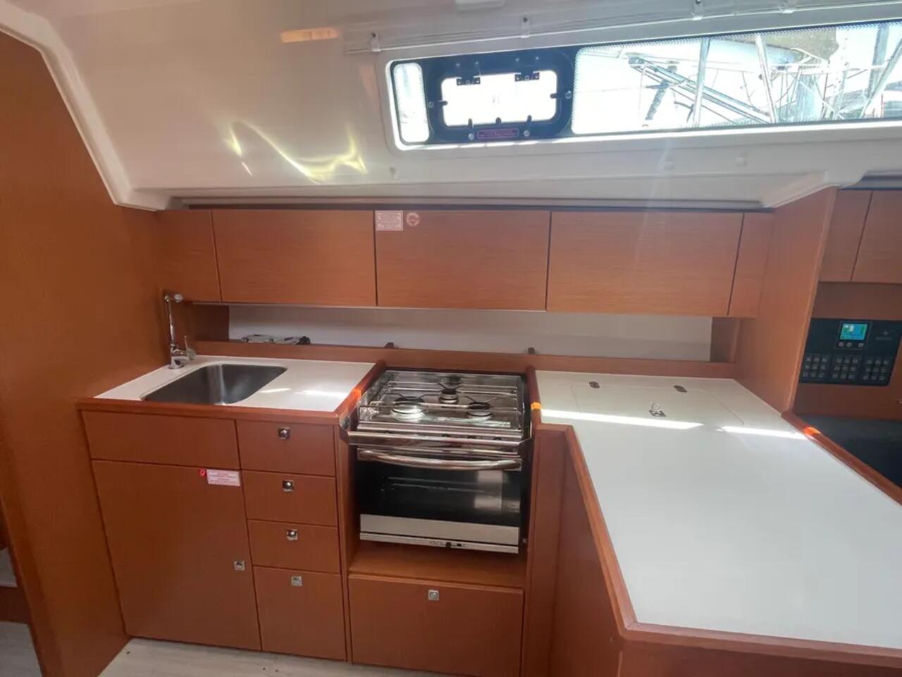 Bavaria C42 — photo 4