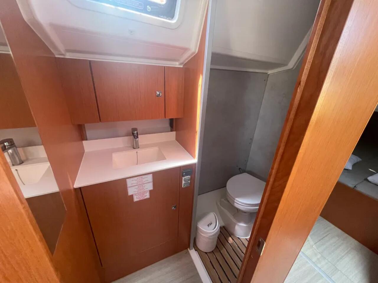Bavaria C42 — photo 10