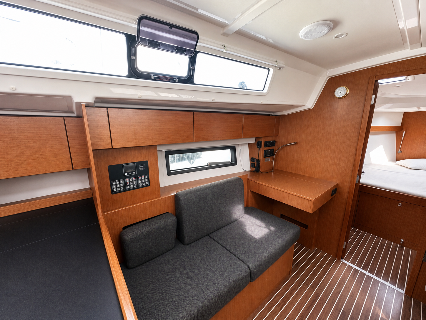Bavaria C42 — photo 4