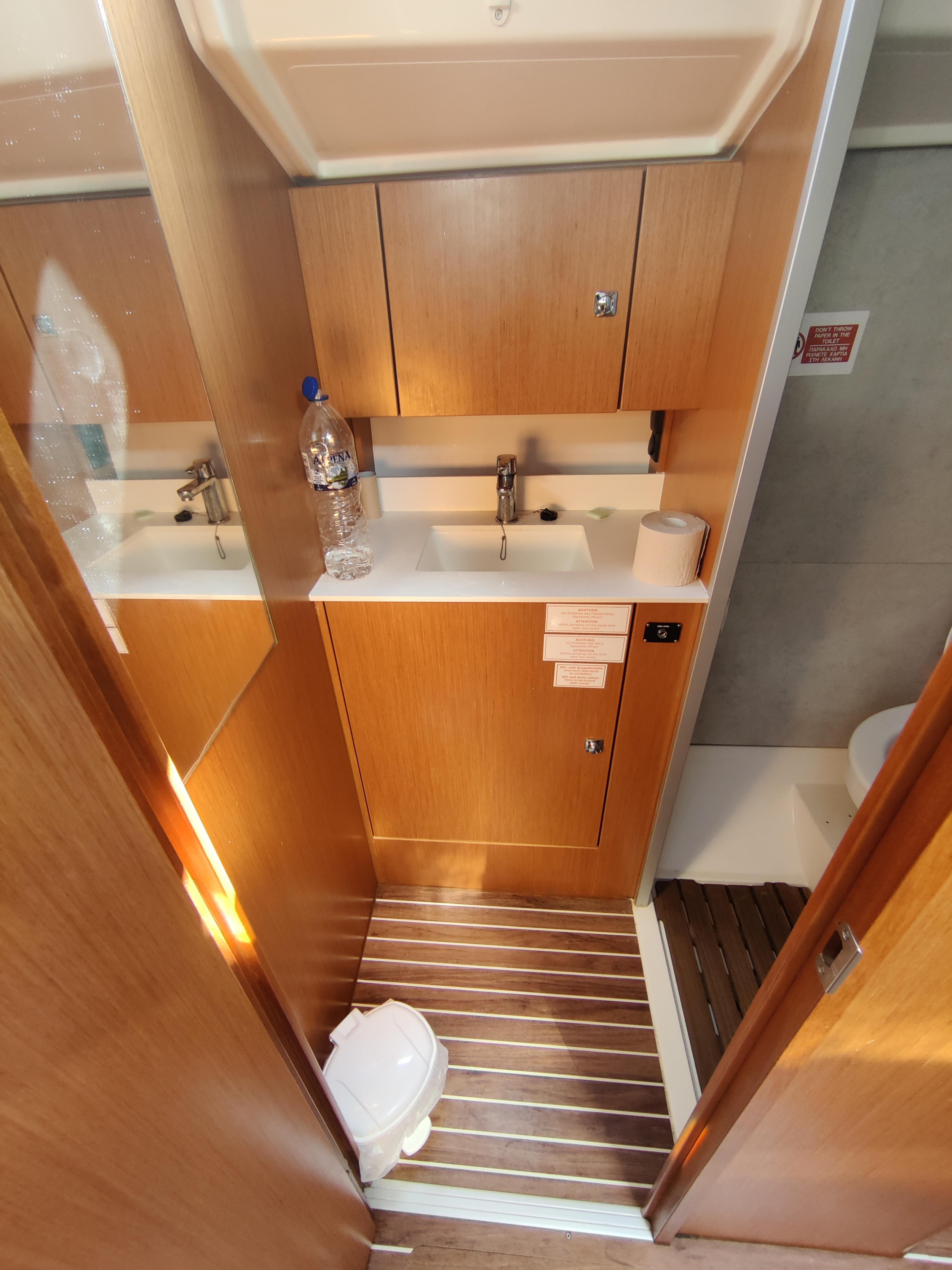 Bavaria C42 — photo 9