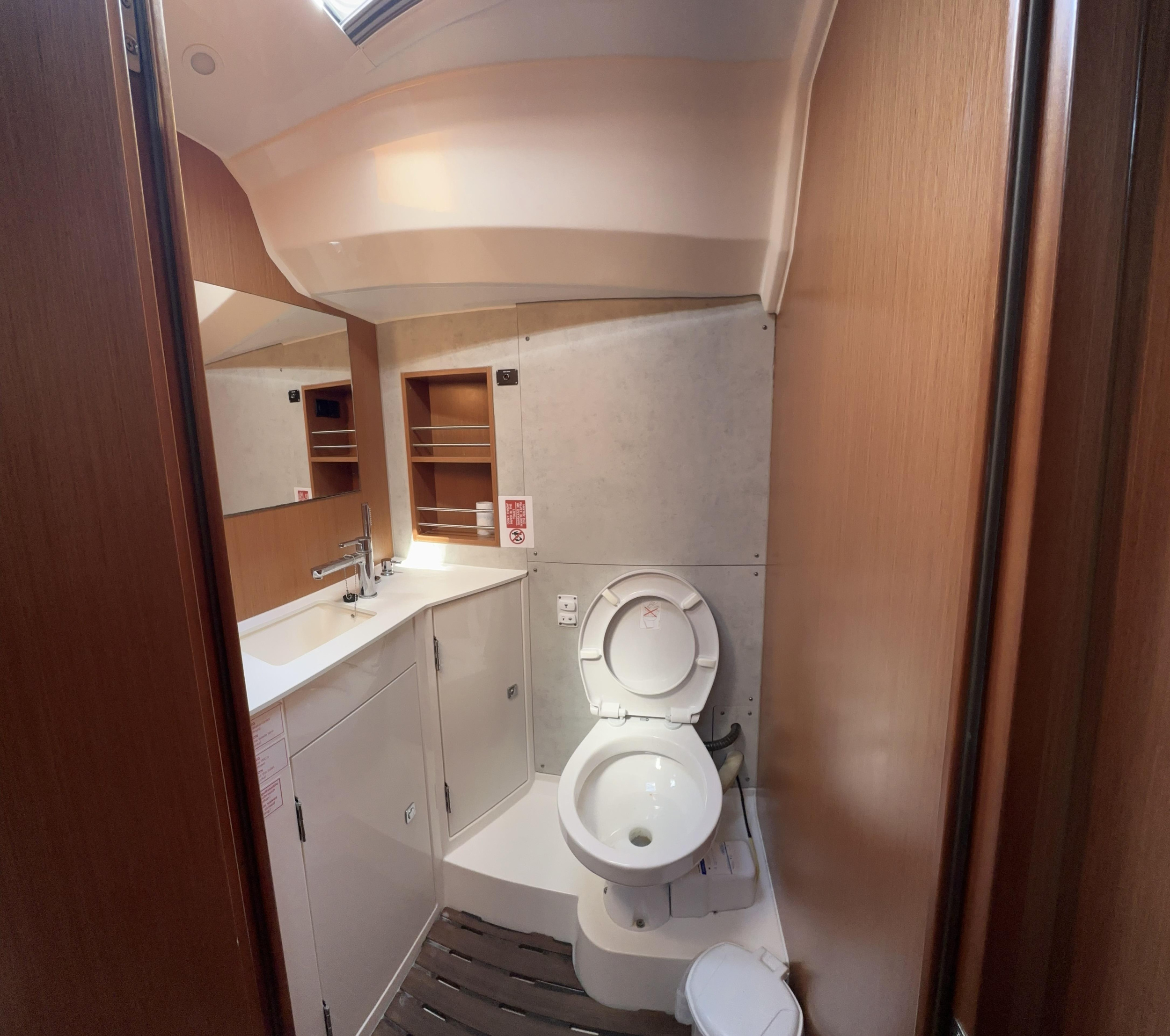 Bavaria C42 — photo 10