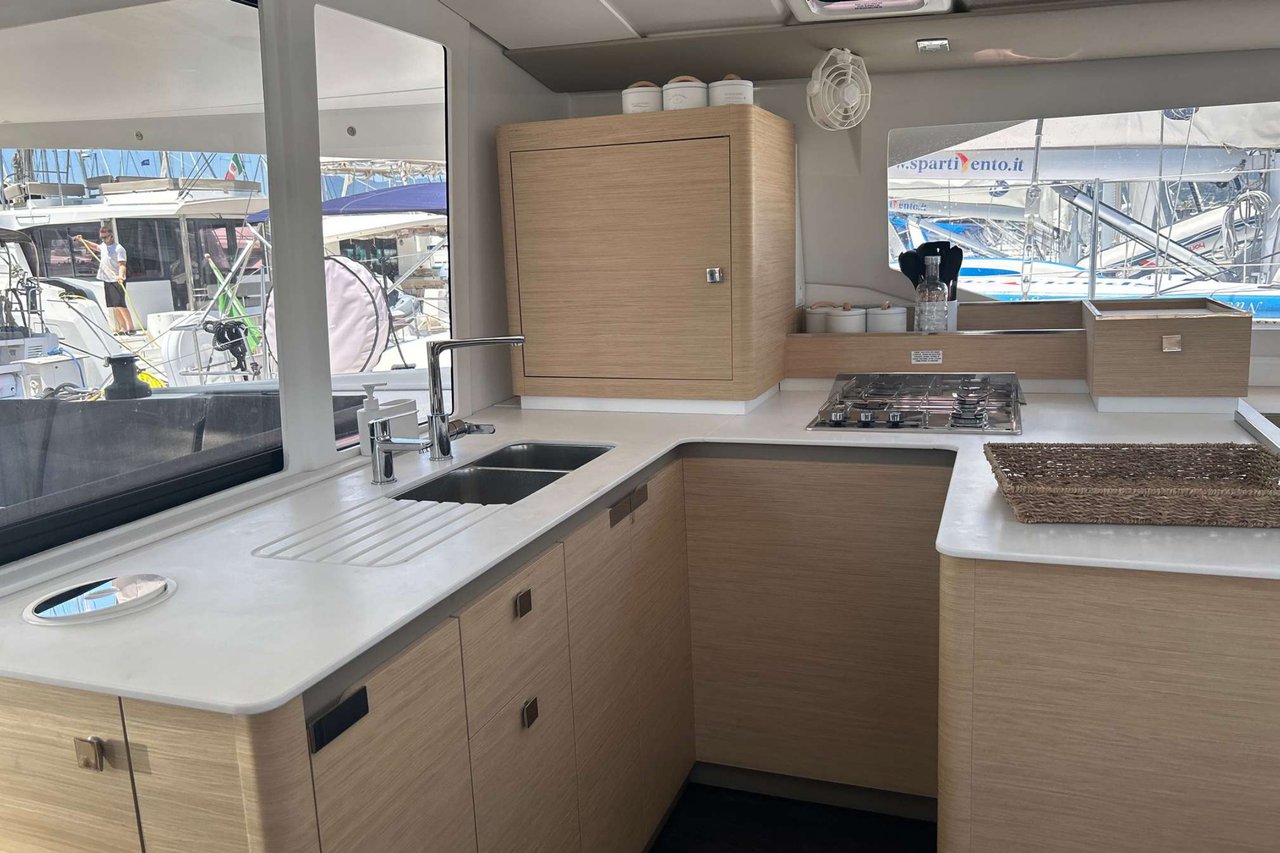 Fountaine Pajot Astrea 42 - 4 + 1 cab. — photo 25