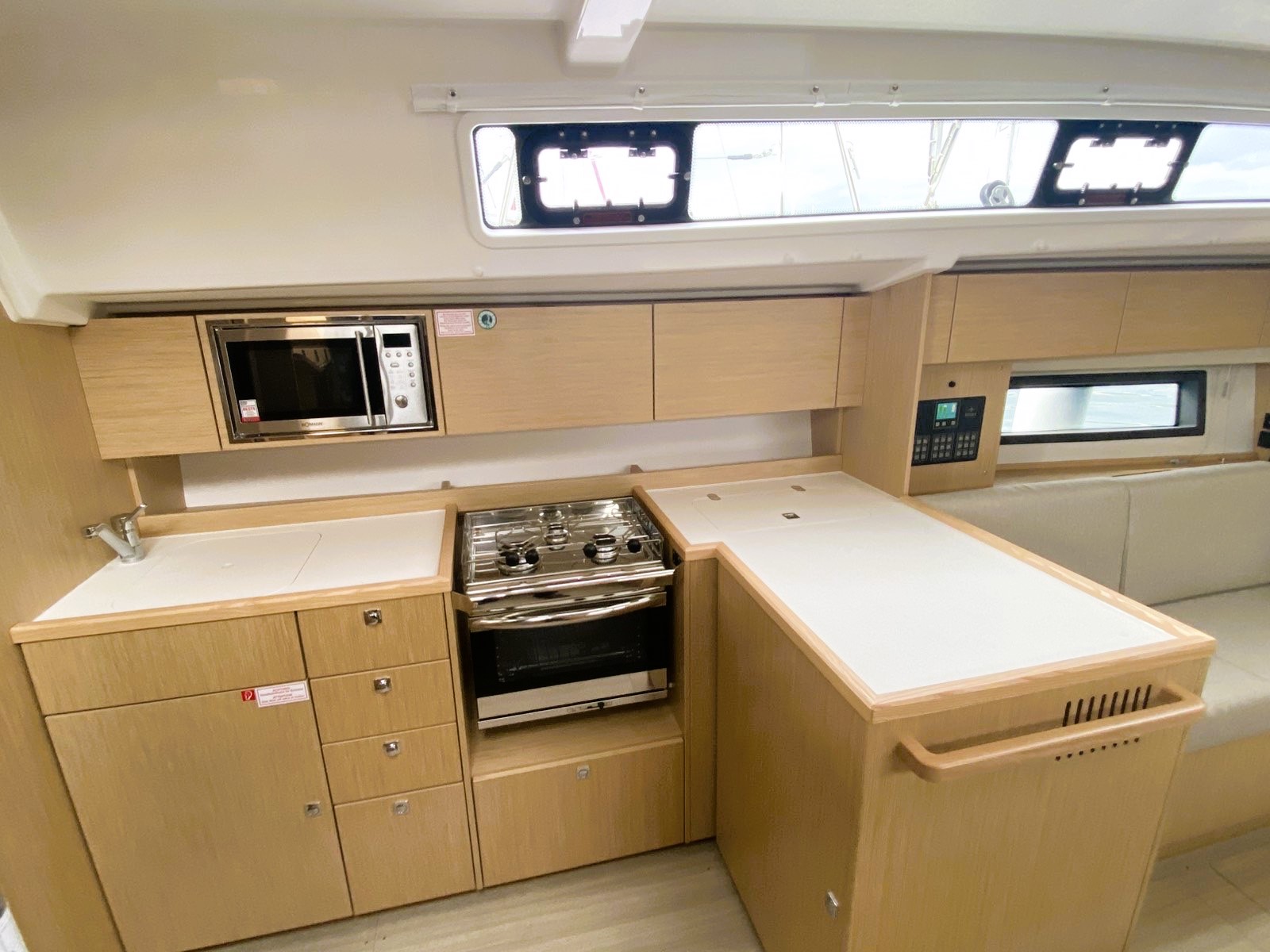 Bavaria C42 — photo 4