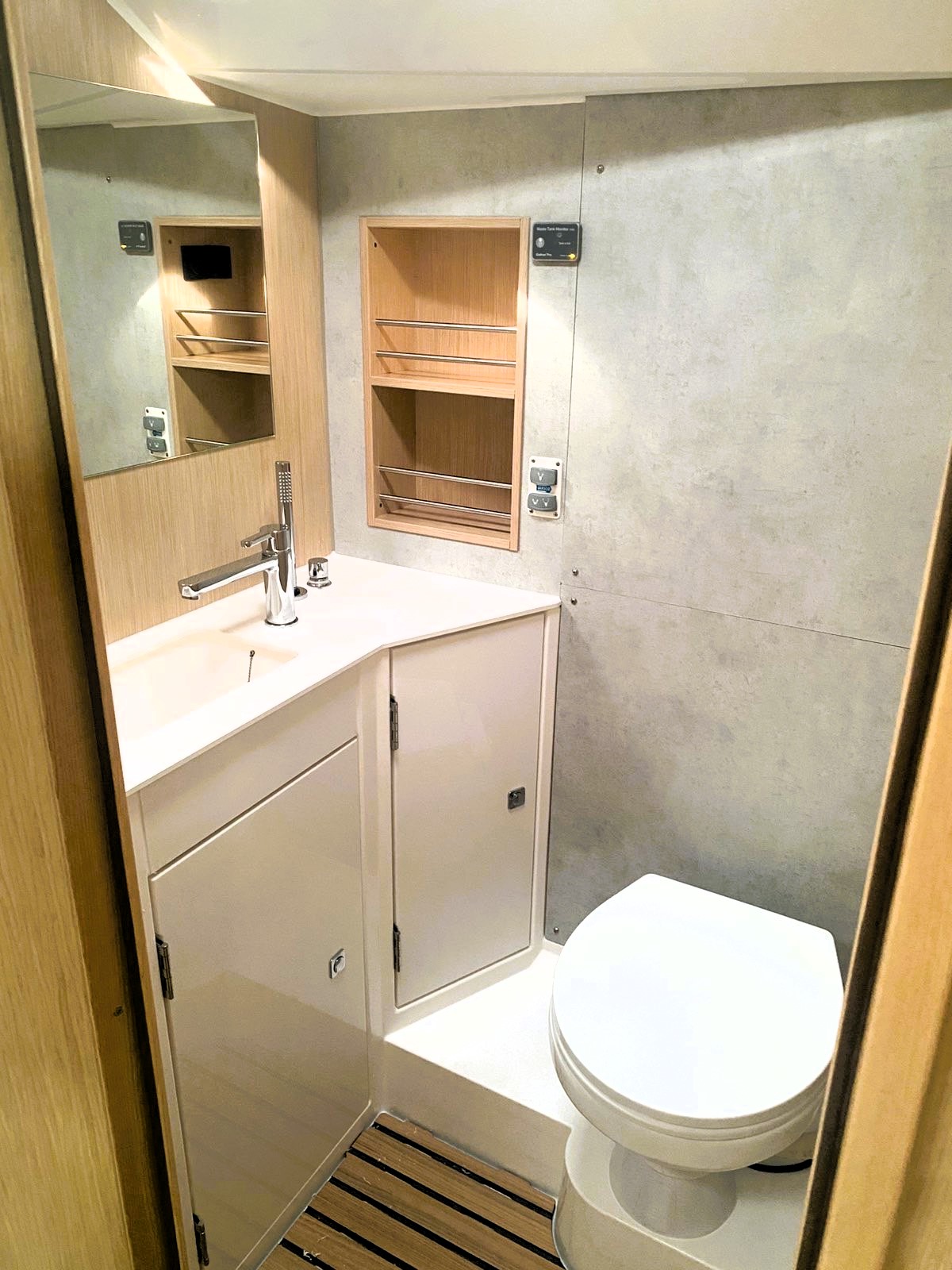 Bavaria C42 — photo 9