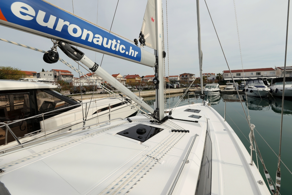Bavaria C38 — photo 7