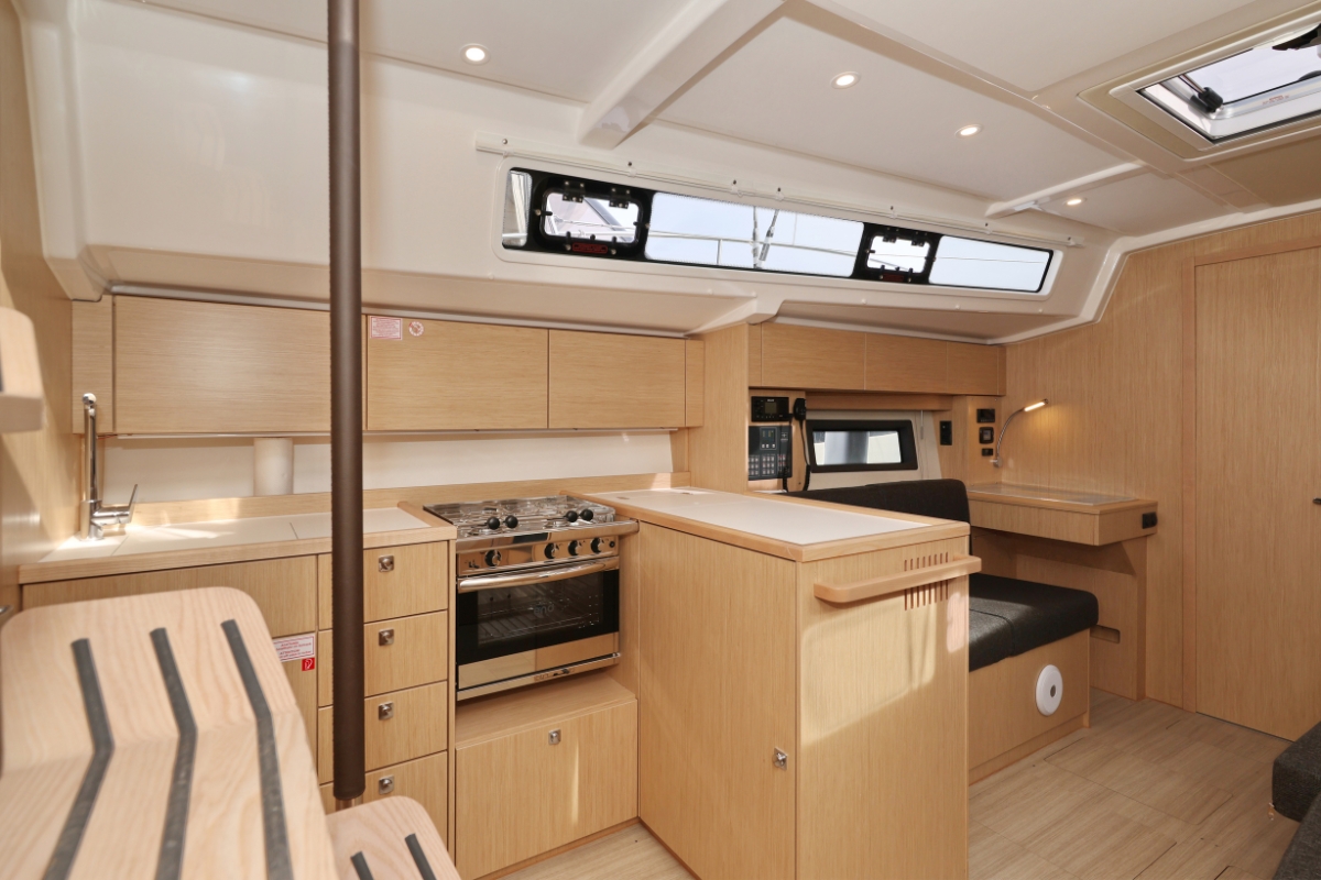 Bavaria C38 — photo 10