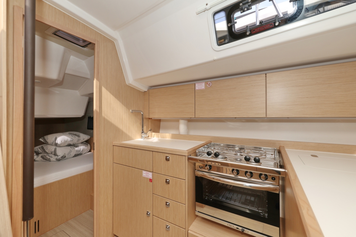 Bavaria C38 — photo 12