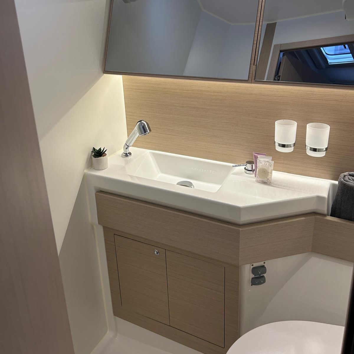 Island Cruising Boat - 4 + 1 cab. — photo 17