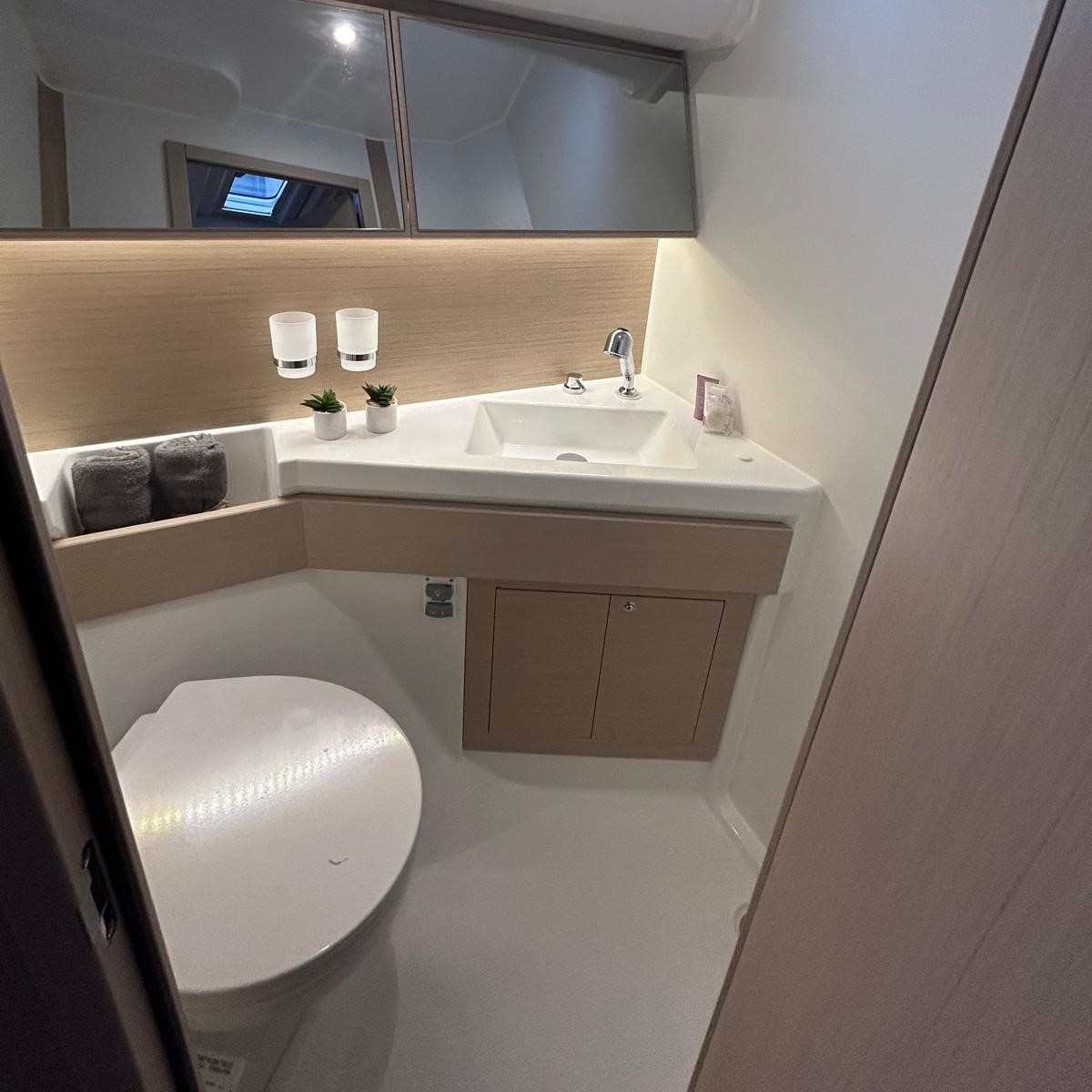 Island Cruising Boat - 4 + 1 cab. — photo 18