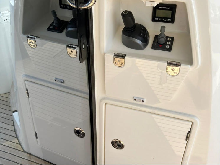 Prestige 520 Flybridge - 3 + 1 cab. — photo 8