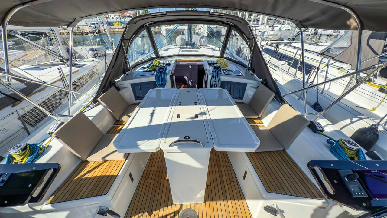 Dufour 41 Performance - 3 cab. — photo 4