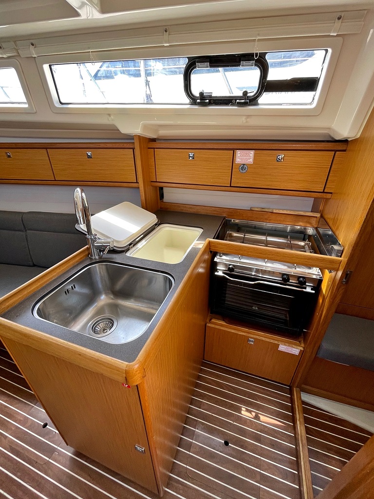 Bavaria Cruiser 33 — photo 12