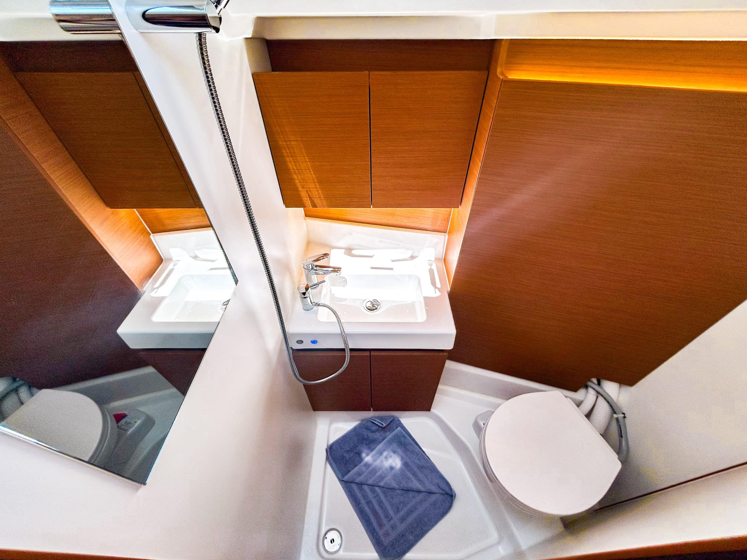Sun Odyssey 380 - 2 cab. — photo 19