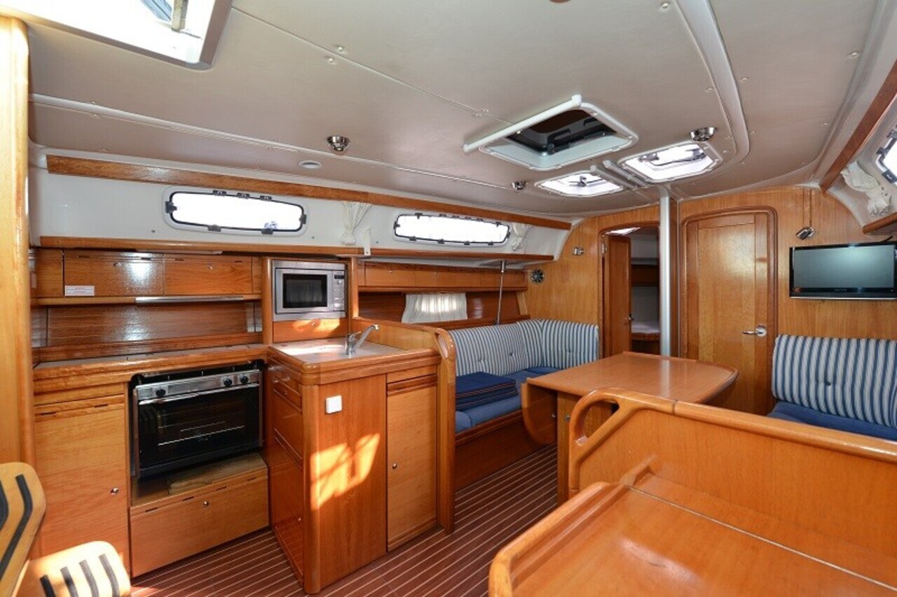 Bavaria 38 Cruiser — photo 8