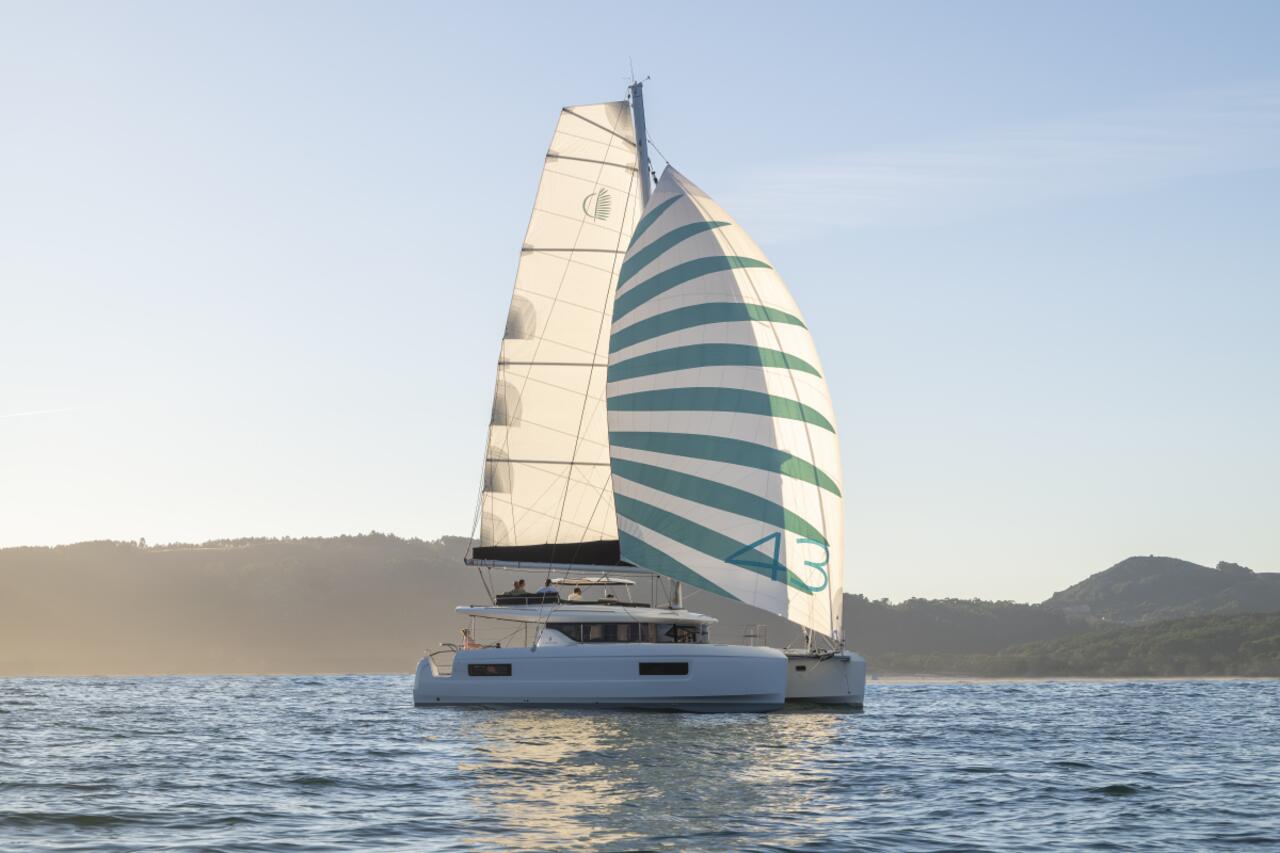 Lagoon 43 - 4 + 2 cab. — photo 1