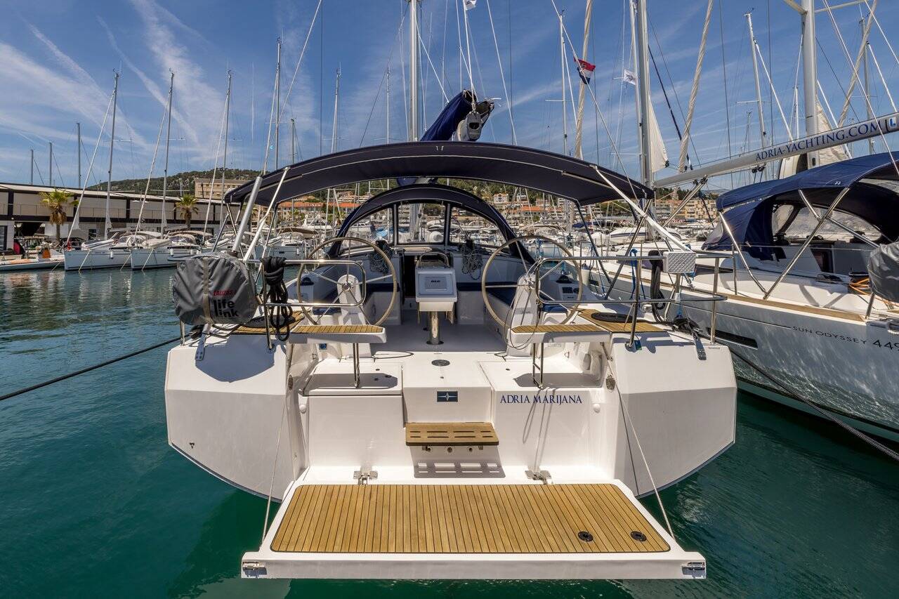Bavaria C42 — photo 1