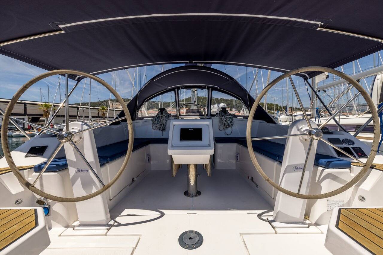 Bavaria C42 — photo 3