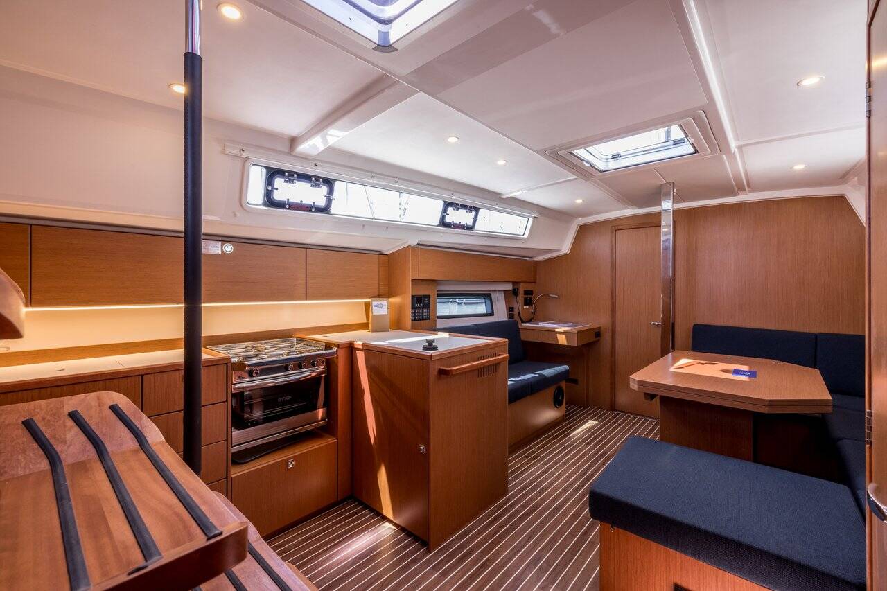 Bavaria C42 — photo 6