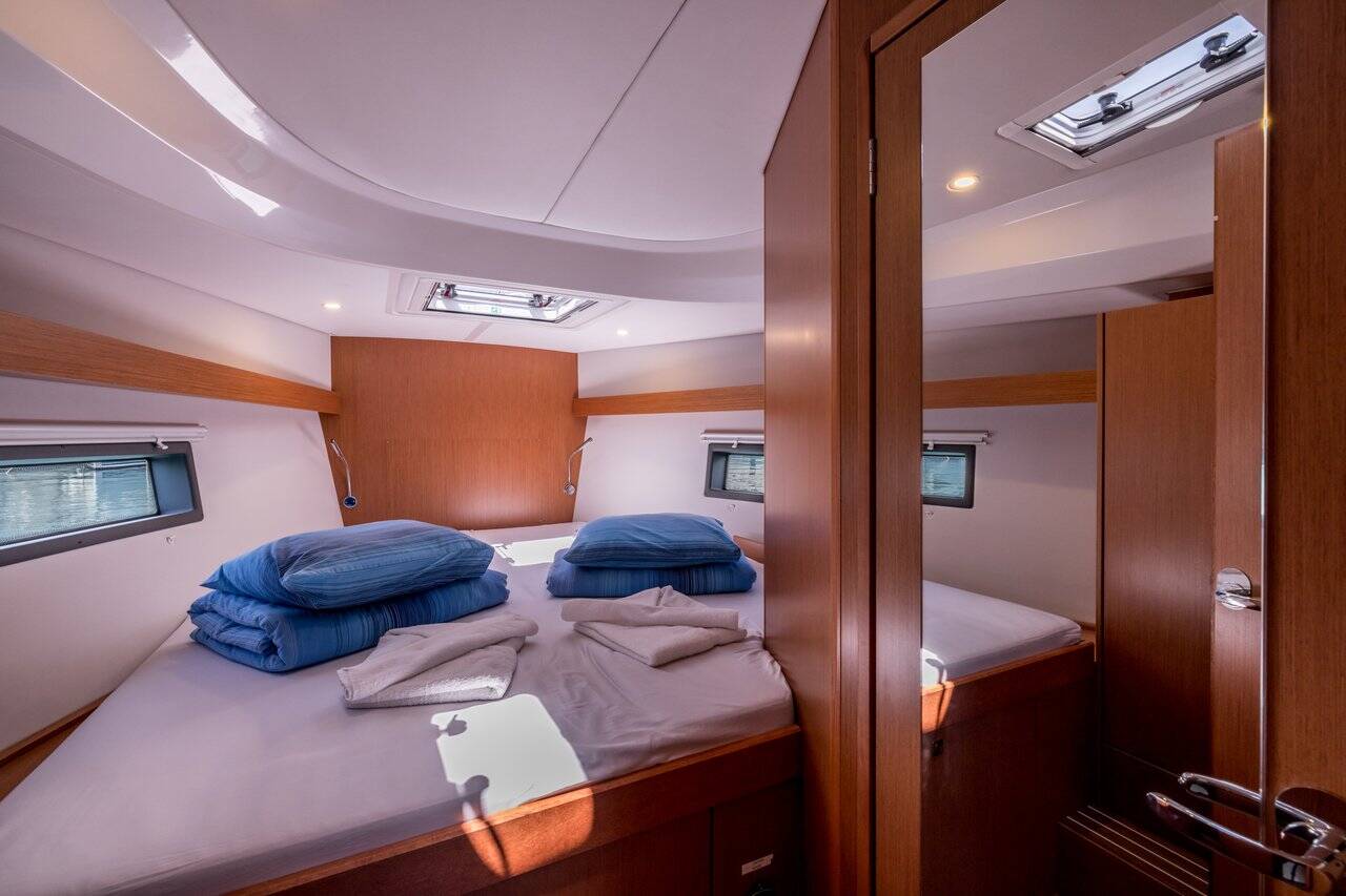 Bavaria C42 — photo 9