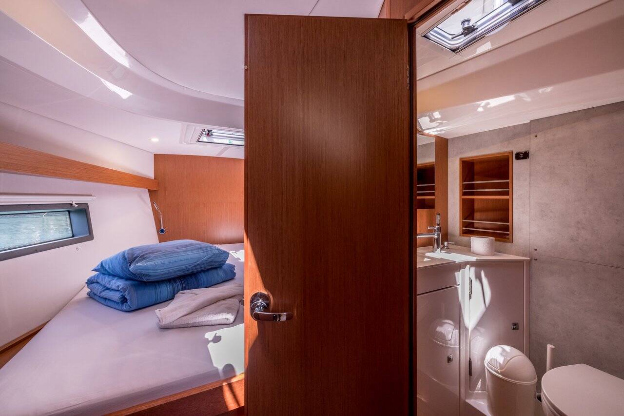 Bavaria C42 — photo 10