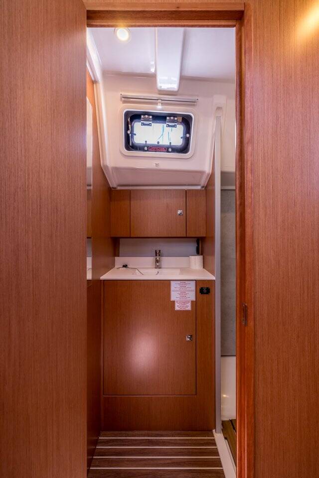 Bavaria C42 — photo 11