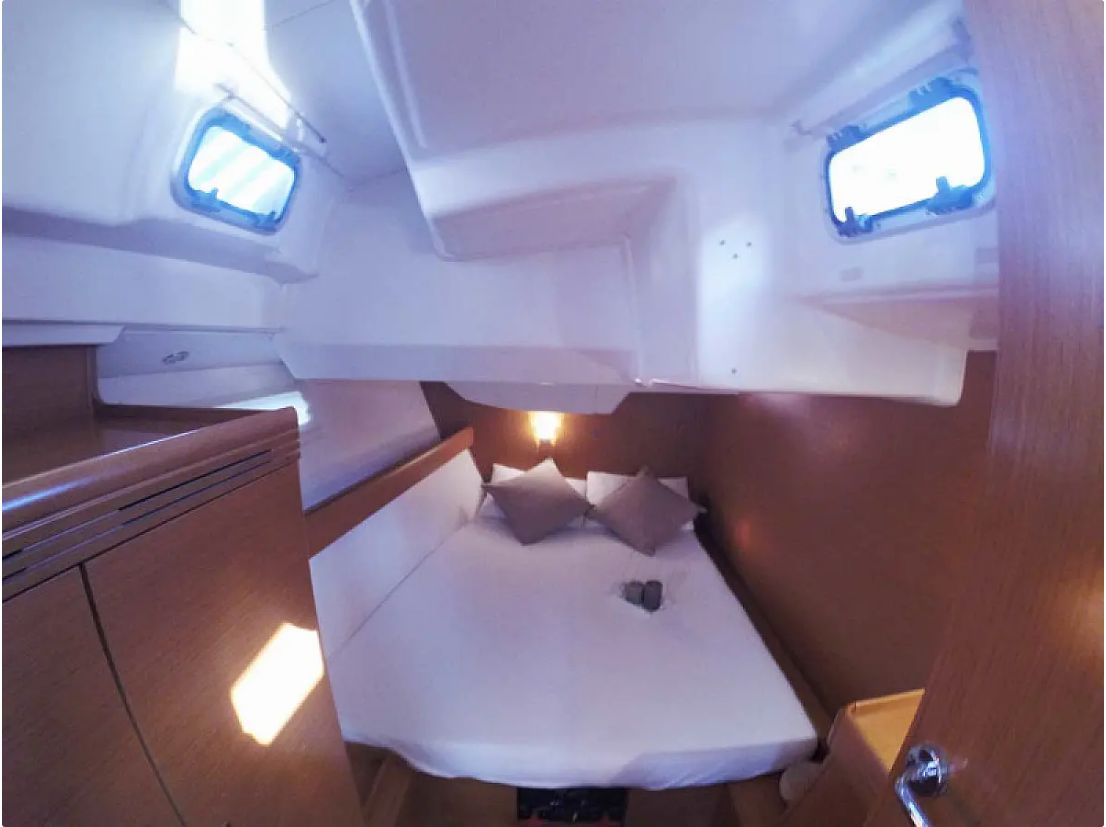 Sun Odyssey 42 DS — photo 17