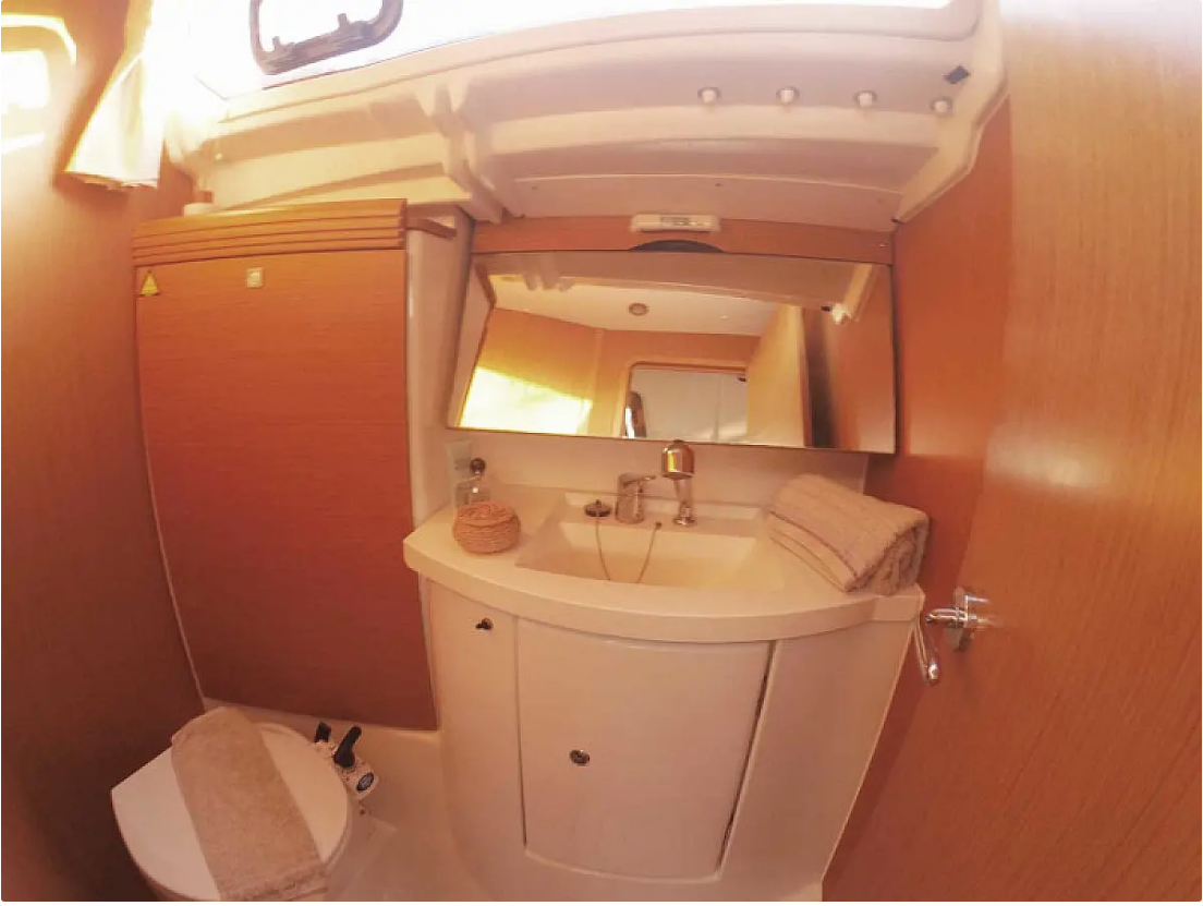 Sun Odyssey 42 DS — photo 23