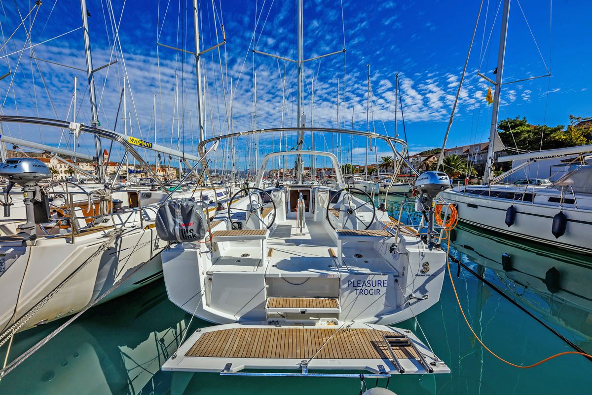 Oceanis 38.1 — photo 1