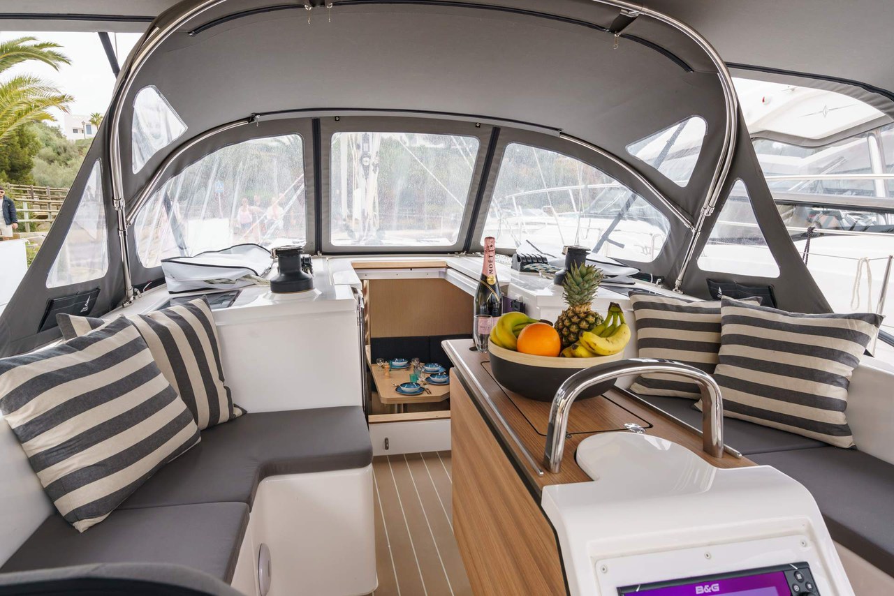 Bavaria C42 — photo 7