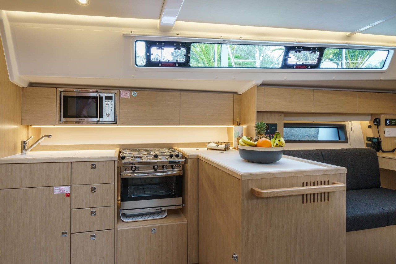 Bavaria C42 — photo 10