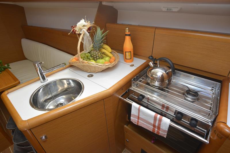 Sun Odyssey 33i - 2 cab. — photo 9