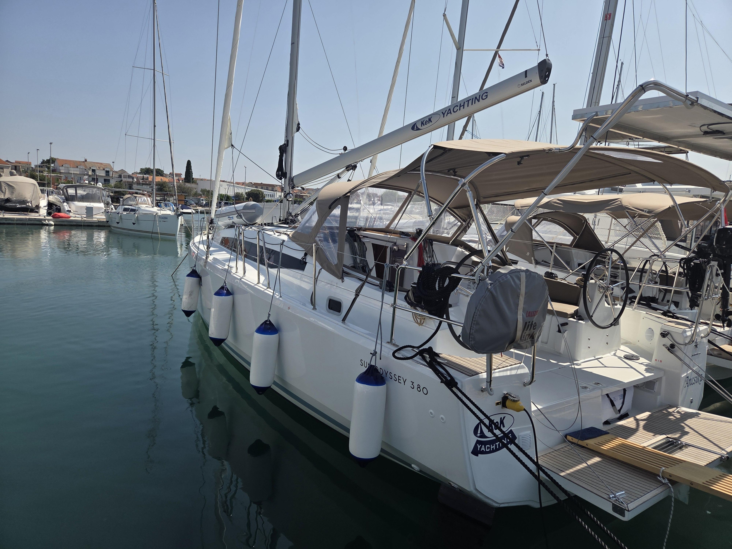 Sun Odyssey 380 - 3 cab. — photo 4